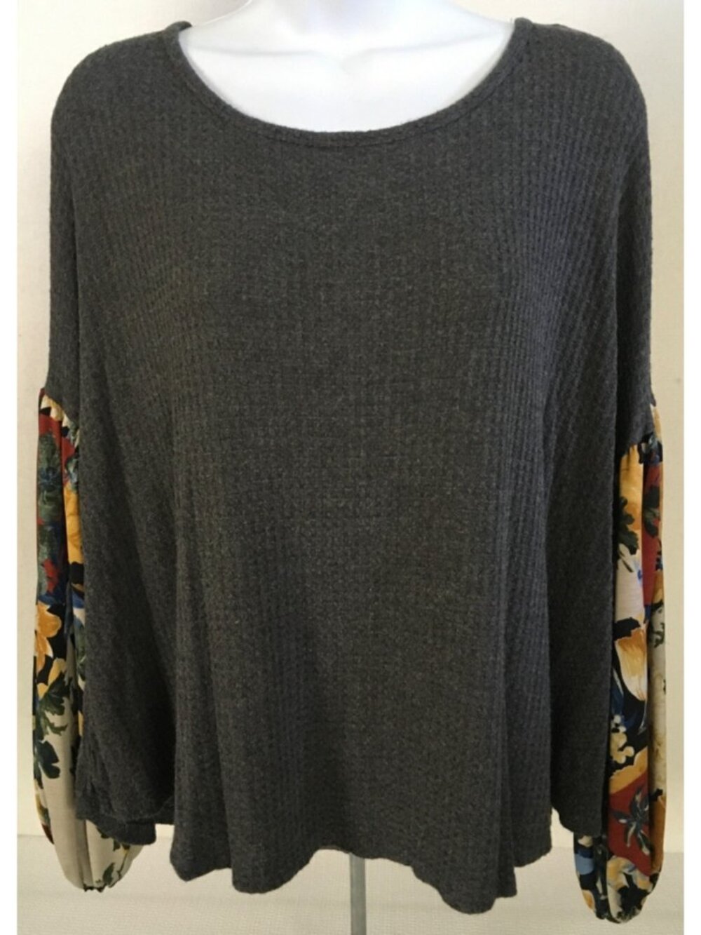 Entro Top Size M Dark Gray Front Back with Floral 3/4 Sleeves Round Neckline - Picture 2 of 12
